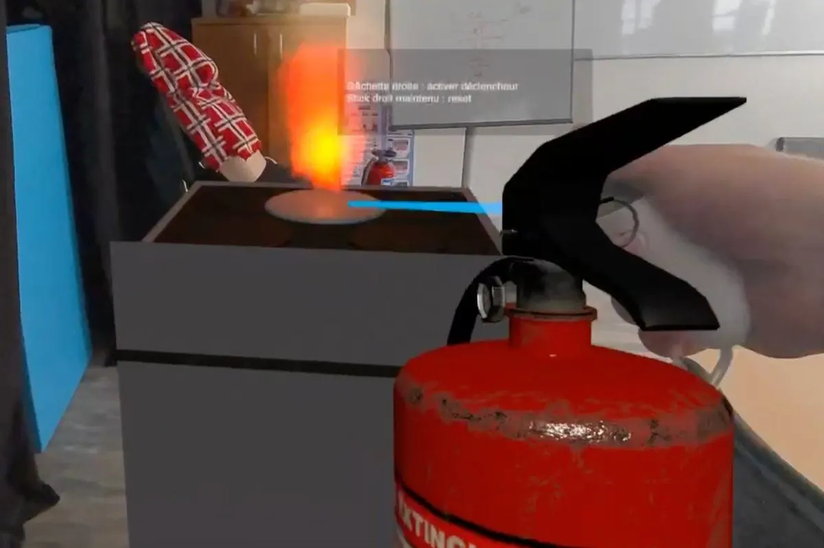 Extincteur virtuel dirigé vers un départ de feu dans FireTraining MS