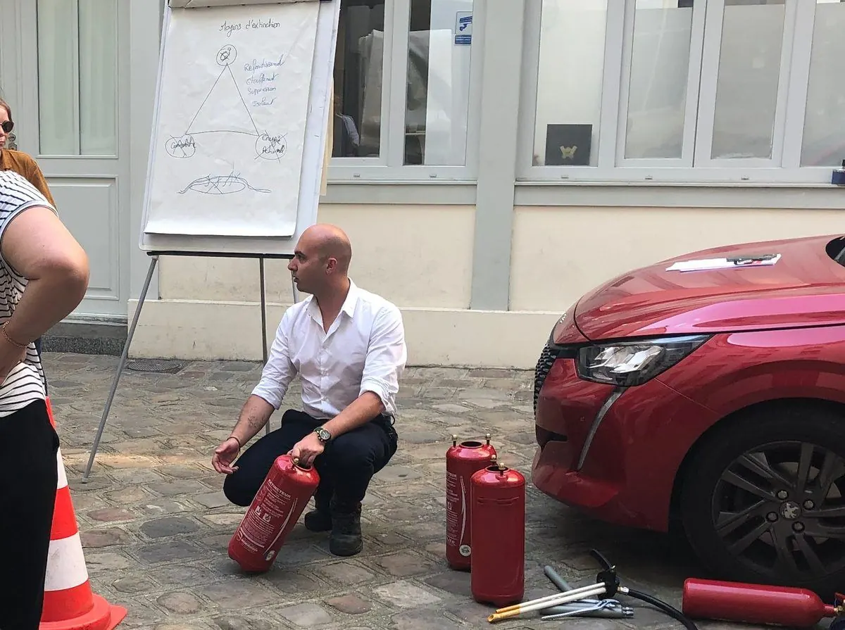 Maxence Soileux prépare des extincteurs avant une formation incendie